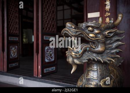 Dragon à l'entrée du palais de Qingyang (porte ouest), Chengdu, province du Sichuan, Chine, Asie Banque D'Images