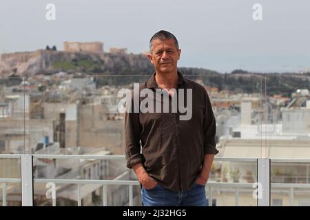 L'écrivain français EMMANUEL CARRERE pose avec arrière-plan l'Acropole, lors du Festival du film francophone d'Athènes en 22nd. Banque D'Images