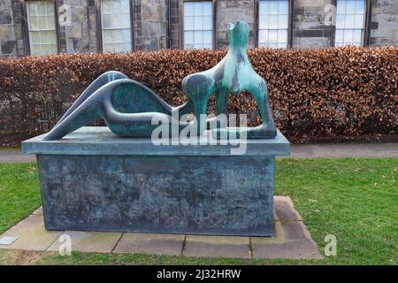 Inclinable Figure 1951 par Henry Moore à la Scottish National Gallery of Modern Art, Édimbourg, Écosse, Royaume-Uni Banque D'Images