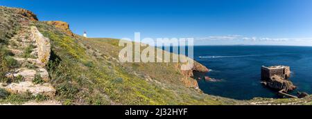 Berlenga, Portugal - 3 avril 2022 : vue panoramique sur l'île de Berlenga Grande au large des côtes du Portugal Banque D'Images