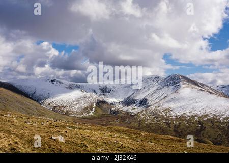 Les montagnes enneigées de Carneddau vues depuis Gyrn Wigau dans le parc national de Snowdonia. Bethesda, Gwynedd, nord du pays de Galles, Royaume-Uni, Grande-Bretagne Banque D'Images