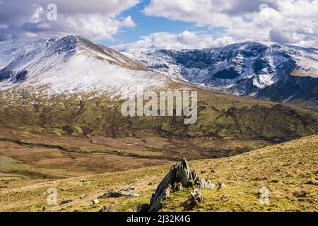 L'an Elen enneigé et le Carnedd Dafydd dans les montagnes de Carneddau vues depuis le sommet de Gyrn Wigau dans le parc national de Snowdonia. Gwynedd, nord du pays de Galles, Royaume-Uni Banque D'Images