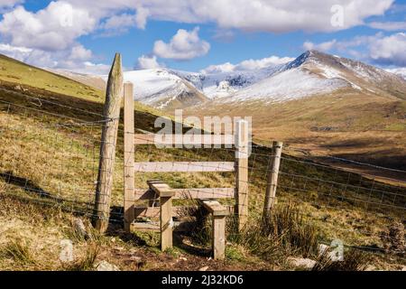 Le sentier se trouve sur le chemin de Gyrn Wigau avec les montagnes enneigées de Carneddau dans le parc national de Snowdonia. Bethesda, Gwynedd, nord du pays de Galles, Royaume-Uni, Grande-Bretagne Banque D'Images