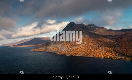 Paysage avec montagnes et lac dans le parc national Stora Sjöfallet en automne en Laponie en Suède d'en haut Banque D'Images