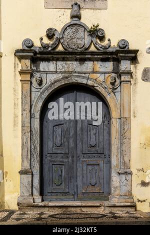 Elvas, Portugal - 26 mars 2022 : porte latérale de la chapelle de la cathédrale d'Elvas Banque D'Images