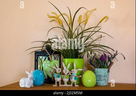Pots de fleurs, lapins de Pâques en bois avec le texte Pâques sur les oeufs de Pâques et d'autres décorations. Banque D'Images
