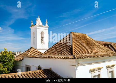 Tour avec cloche de l'église Misericordia à Tavira, Algarve, sud du Portugal Banque D'Images