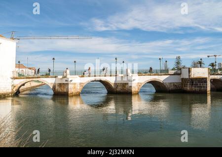 Tavira, Portugal - 2 mars 2022 : magnifique pont romain au-dessus de la rivière Gilao dans la ville historique de Tavira, Algarve, Portugal Banque D'Images
