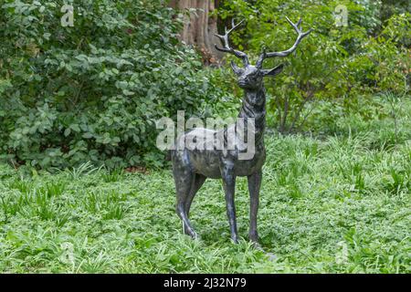 Une statue en fonte pleine grandeur d'un cerf dans le domaine de Goldsborough Hall dans le North Yorkshire. Banque D'Images