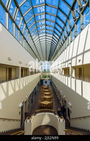 Voûte en verre d'Arktikum, musée dans le centre de Rovaniemi, en Finlande. Banque D'Images