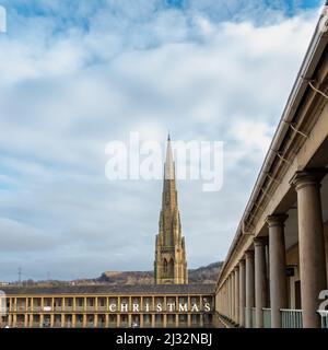 Le hall historique de 18th Century Piece Hall à Halifax à Christmas, West Yorkshire, Angleterre, Royaume-Uni Banque D'Images