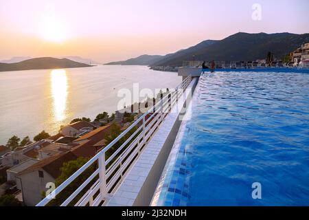 Neum, Grand Hotel Neum, piscine à débordement, ambiance nocturne, pont Pelješac Banque D'Images