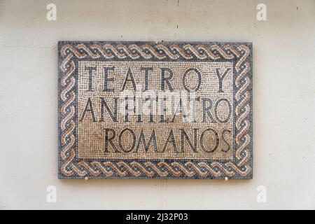 Merida, Espagne -- 28 mars 2022 : panneau en mosaïque sur l'entrée du musée de l'ancien théâtre romain et de l'arène de Merida Banque D'Images