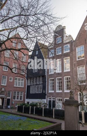 Amsterdam, pays-Bas, mars 2022. Le Béguinage d'Amsterdam avec des façades historiques. Photo de haute qualité Banque D'Images