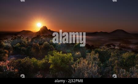 Lever du soleil sur le mont Tibrogargan, Glass House Mountains, Queensland, Australie Banque D'Images