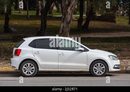 Side; Turquie – Mars 01 2022: Blanc Volkswagen Polo est garée dans la rue par une chaude journée Banque D'Images