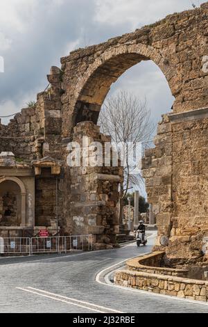 Side ; Turquie – Mars 01 2022 : ancienne porte voûtée. Architecture monumentale de l'époque de l'Empire romain. Banque D'Images