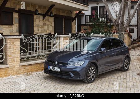 Side ; Turquie – Mars 01 2022 : Blue Volkswagen Polo est garée par une chaude journée dans l'arrière-plan du centre historique Banque D'Images