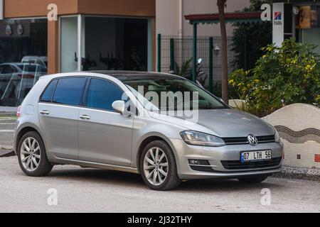 Side; Turquie – Mars 03 2022: Silver Volkswagen Golf est garée dans la rue un jour d'été Banque D'Images