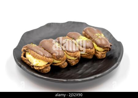 Gâteau au chocolat eclair isolé sur fond blanc. Cuisine du monde. Gros plan Banque D'Images