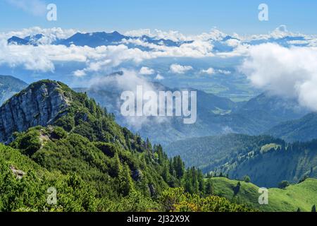 Vue de Trainsjoch à l'ambiance nuageuse dans la vallée de l'Inn, Trainsjoch, Mangfall Mountains, Alpes bavaroises, haute-Bavière, Bavière, Allemagne Banque D'Images