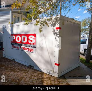 NOUVELLE-ORLÉANS, LA, États-Unis - 24 MARS 2022 : conteneur de déplacement et de stockage PODS dans l'allée de la maison du centre-ville de la Nouvelle-Orléans Banque D'Images