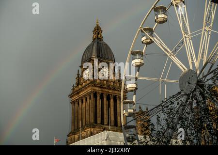 Leeds Wheel of Light Ferris Wheel et la tour de l'hôtel de ville de Leeds sur la tête avec un arc-en-ciel par temps pluvieux, Leeds, West Yorkshire, Angleterre, Royaume-Uni Banque D'Images