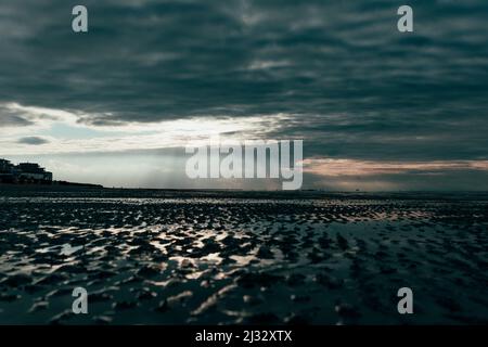 Enregistrement de la plage dans la zone de loisirs et de vacances Cruxhaven sur la mer du Nord au début de l'automne, Cruxhaven, Basse-Saxe, Allemagne. Banque D'Images