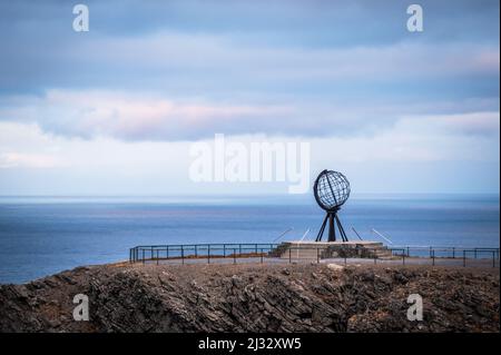 Globe on the North Cape, point de repère, océan Arctique, mer de Barents, Norvège, Europe Banque D'Images