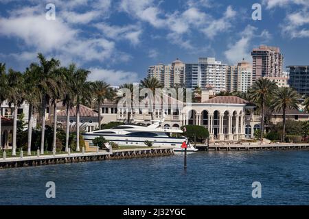 Ft. Lauderdale, en Floride. Location de bateaux sont amarrés Mansion, par voie navigable. Banque D'Images