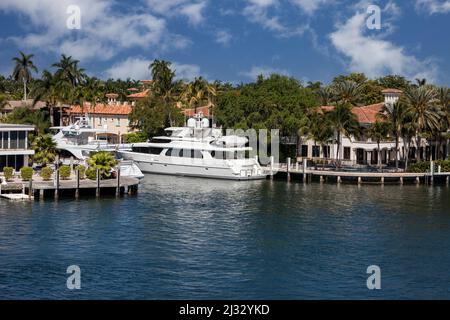 Ft. Lauderdale, en Floride. Location de bateaux sont amarrés Mansion, par voie navigable. Banque D'Images