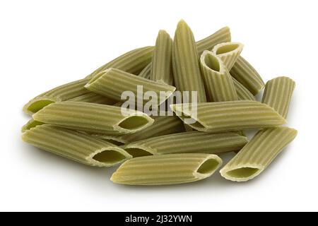 Pâtes de penne aux pois verts isolées sur fond blanc avec passe-cheveux. Spécialité alimentaire biologique. Sans gluten Banque D'Images