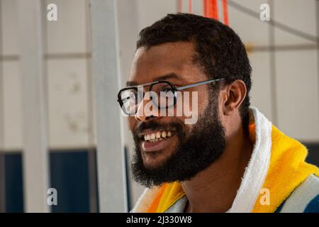 22 mars 2022, Marseille, France: L'athlète Mehdy Metella, détenteur du record français dans le papillon 100m, vu sourire après son entraînement lors de la visite de Tony Estanguet. Tony Estanguet, membre du CIO (Comité International Olympique) et du comité organisateur des Jeux Olympiques Paris 2024, se rend à Marseille. Il a rencontré les athlètes du club de natation cercle des Neurs de Marseille. La ville de Marseille organisera une partie importante des événements nautiques de Paris 2024. (Credit image: © Laurent Coust/SOPA Images via ZUMA Press Wire) Banque D'Images