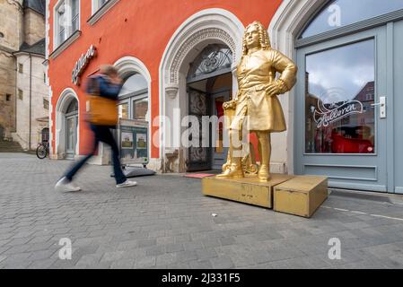 Informations touristiques, statue dorée, montre le compositeur Georg Friedrich Handel, Halle an der Saale, Saxe-Anhalt, Allemagne Banque D'Images