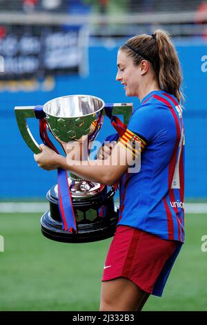 BARCELONE - MAR 13: Alexia pose avec le trophée après le match Primera Iberdrola entre FC Barcelona Women et Real Madrid Women au Johan Cruyf Banque D'Images