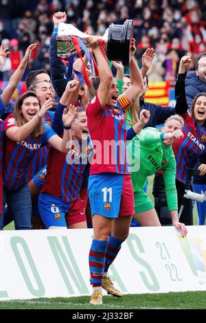 BARCELONE - 13 MARS : les joueurs de Barcelone célèbrent avec le trophée après le match Primera Iberdrola entre FC Barcelona Women et Real Madrid Women at Banque D'Images