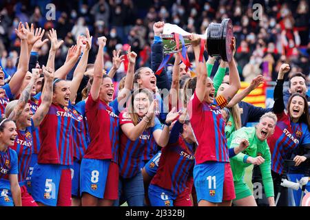 BARCELONE - 13 MARS : les joueurs de Barcelone célèbrent avec le trophée après le match Primera Iberdrola entre FC Barcelona Women et Real Madrid Women at Banque D'Images