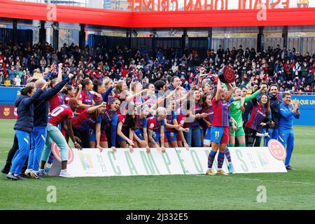 BARCELONE - 13 MARS : les joueurs de Barcelone célèbrent avec le trophée après le match Primera Iberdrola entre FC Barcelona Women et Real Madrid Women at Banque D'Images