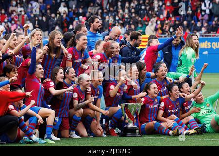 BARCELONE - 13 MARS : les joueurs de Barcelone célèbrent avec le trophée après le match Primera Iberdrola entre FC Barcelona Women et Real Madrid Women at Banque D'Images