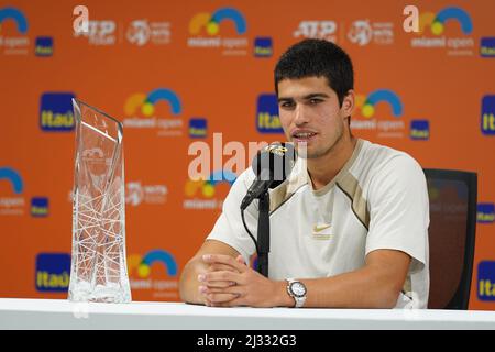 Miami Gardens, États-Unis. 03rd avril 2022. MIAMI GARDENS, FLORIDE - 03 AVRIL : Carlos Alcaraz, de l'Espagne, conférence de presse avec le Butch Buchholz Championship Trophée après sa victoire dans la finale masculine de l'Open de Miami au Hard Rock Stadium le 03 avril 2022 à Miami Gardens, Floride. Alcaraz défait Ruud 7-5, 6-4 (photo de JL/Sipa USA) Credit: SIPA USA/Alay Live News Banque D'Images