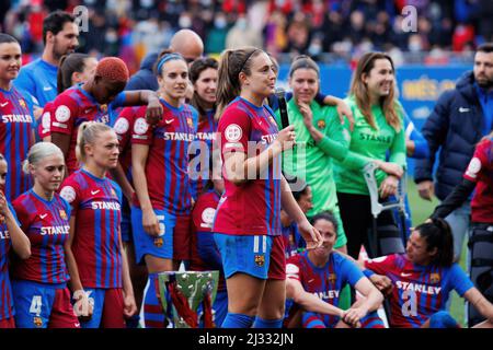 BARCELONE - 13 MARS : les joueurs de Barcelone célèbrent avec le trophée après le match Primera Iberdrola entre FC Barcelona Women et Real Madrid Women at Banque D'Images