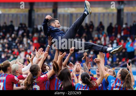 BARCELONE - MAR 13: Les joueurs célèbrent avec l'entraîneur Jonatan Giraldez après le match Primera Iberdrola entre FC Barcelona Women et Real Madrid Banque D'Images