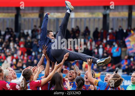 BARCELONE - MAR 13: Les joueurs célèbrent avec l'entraîneur Jonatan Giraldez après le match Primera Iberdrola entre FC Barcelona Women et Real Madrid Banque D'Images