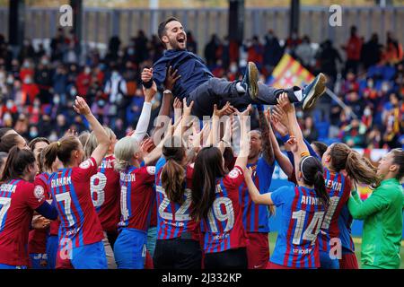 BARCELONE - MAR 13: Les joueurs célèbrent avec l'entraîneur Jonatan Giraldez après le match Primera Iberdrola entre FC Barcelona Women et Real Madrid Banque D'Images