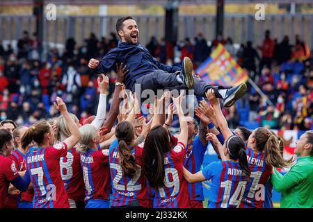 BARCELONE - MAR 13: Les joueurs célèbrent avec l'entraîneur Jonatan Giraldez après le match Primera Iberdrola entre FC Barcelona Women et Real Madrid Banque D'Images