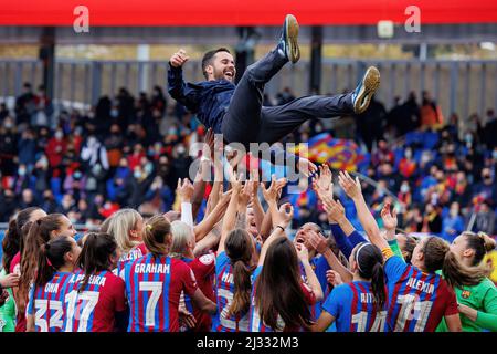 BARCELONE - MAR 13: Les joueurs célèbrent avec l'entraîneur Jonatan Giraldez après le match Primera Iberdrola entre FC Barcelona Women et Real Madrid Banque D'Images