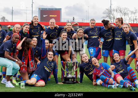 BARCELONE - MAR 13: Les joueurs célèbrent avec le trophée après le match Primera Iberdrola entre FC Barcelona Women et Real Madrid Women au JO Banque D'Images