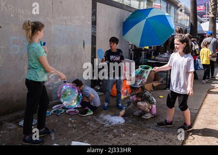 Tijuana, Mexique. 05th avril 2022. Des enfants d'Ukraine jouent dans un camp de fortune près du port d'entrée de San Ysidro de la frontière entre les États-Unis et le Mexique le lundi 4 avril 2022 à Tijuana, au Mexique. Les réfugiés reçoivent un nombre donné, ils n'ont donc pas à attendre en ligne, car les États-Unis ont déclaré qu'ils accepteront 100 000 000 réfugiés ukrainiens en raison de l'invasion russe de l'Ukraine. Photo par Ariana Drehsler/UPI crédit: UPI/Alay Live News Banque D'Images