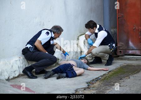 Analyser la scène du crime. Photo d'une enquête sur les lieux d'un crime en cours. Banque D'Images