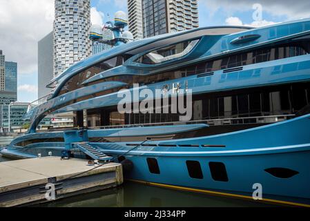 Luxe Superyacht PHI arrêté à Londres. La propriété s'est avérée être un oligarque russe non sanctionné. Construit par Royal Huisman. Banque D'Images